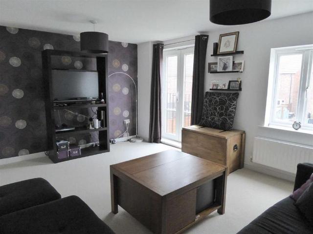 Townhouse for rent in Farnley, West Yorkshire