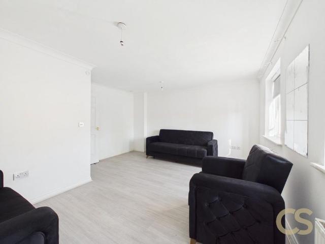 Townhouse for rent in Broxbourne, Hertfordshire