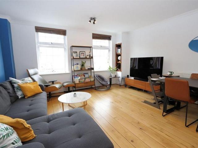 Townhouse for rent in Ivy Chimneys, Epping