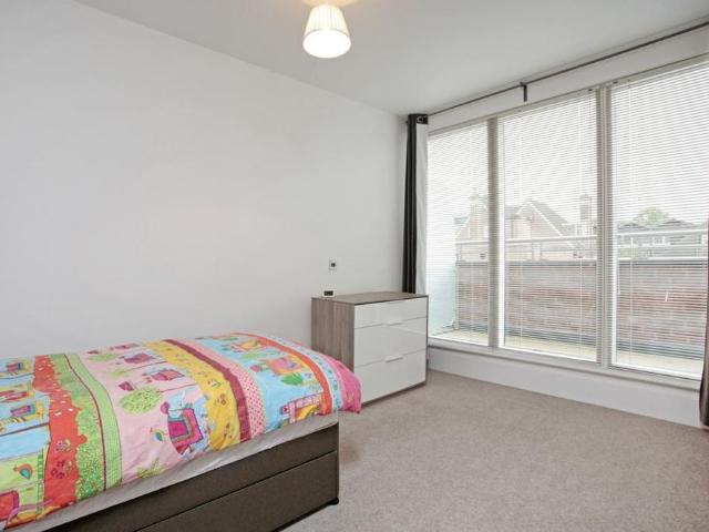 Townhouse for rent in Lower Green Esher, Blackhills