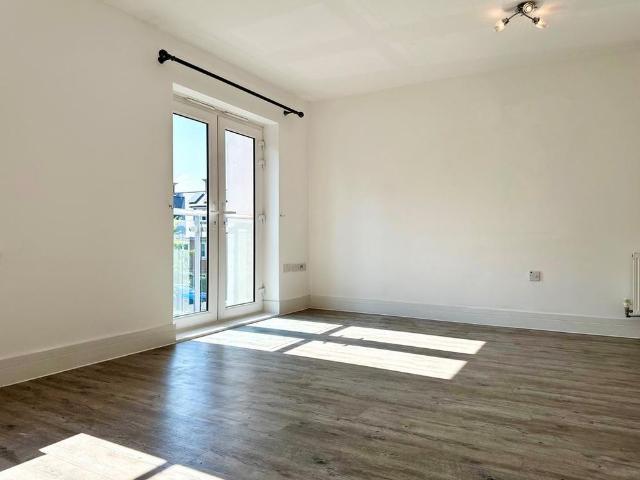 Townhouse for rent in Leatherhead, Mole Valley
