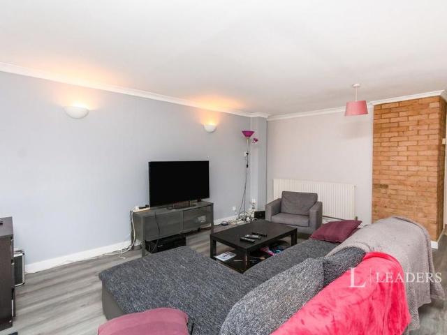 Townhouse for rent in Horsell, Woking