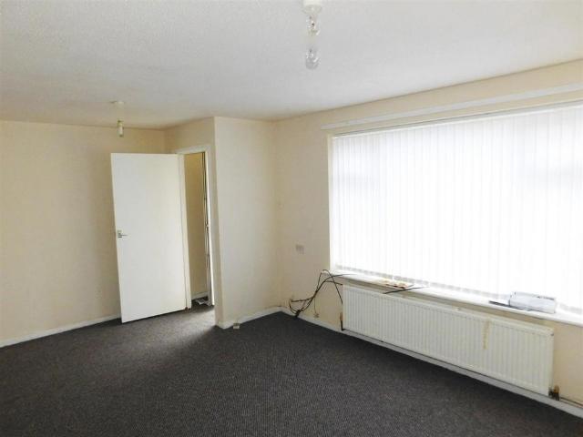 Townhouse for rent in Hathershaw, Pendock
