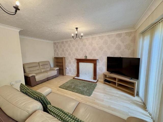 Townhouse for rent in Kettlebrook, Staffordshire