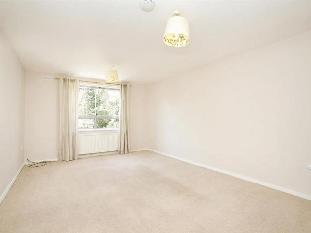 Townhouse for rent in London Borough of Ealing, Greater London