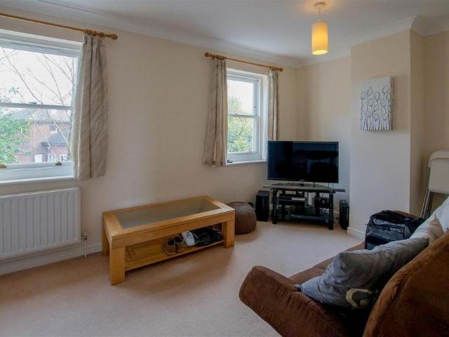 Townhouse for rent in Littlecote, West Sussex