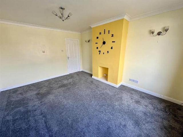 Townhouse for rent in Hanging Heaton, Dewsbury