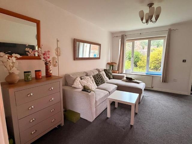 Townhouse for rent in Berry Hill, Mansfield