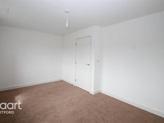 Townhouse for rent in Barnes Cray, Greater London