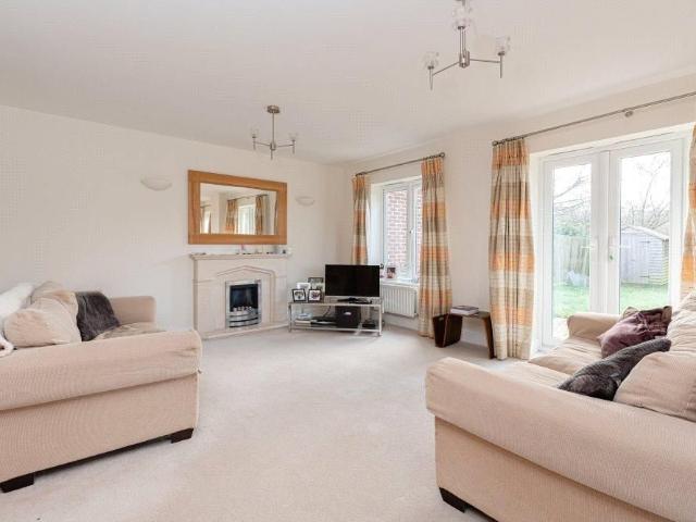 Townhouse for rent in Gerrards Cross, Denham