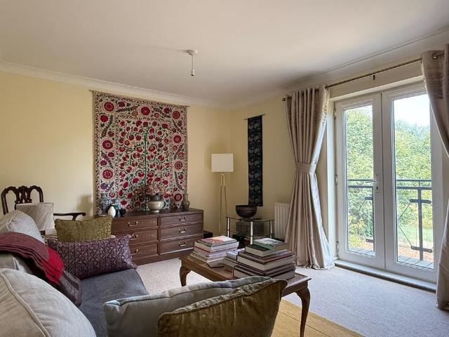 Townhouse for rent in Firepool, Rumwell
