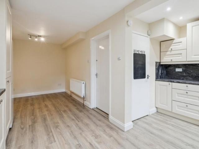 Townhouse for rent in Northwood, Greater London