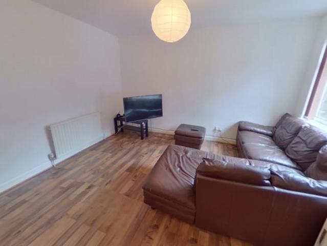 Townhouse for rent in Hyde Park, West Yorkshire