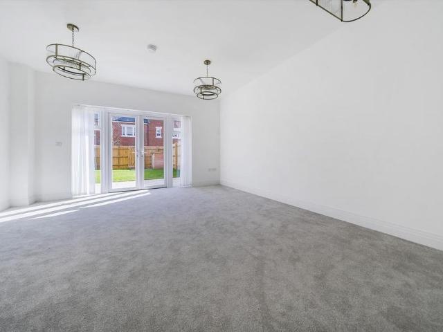 Townhouse for rent in Sunninghill and Ascot, Sunninghill