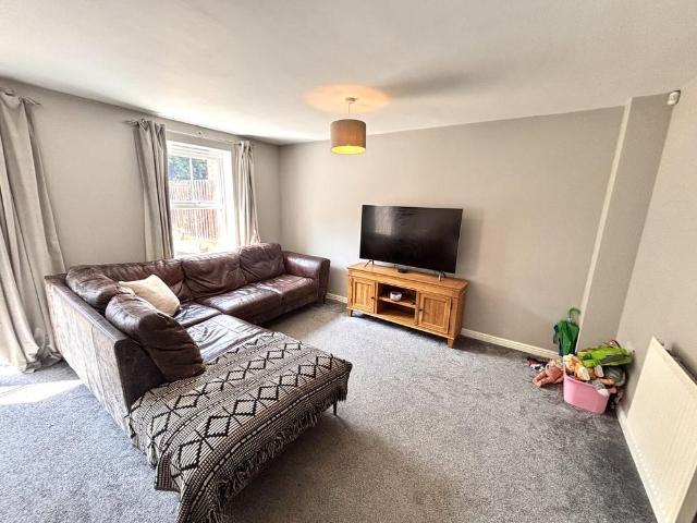 Townhouse for rent in Mosborough, South Yorkshire