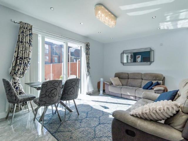 Townhouse for rent in North End, Greater London