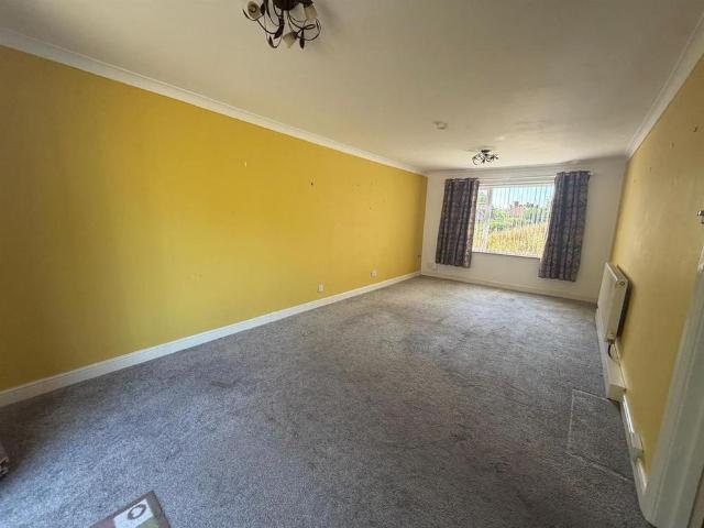 Townhouse for rent in Farnley, West Yorkshire