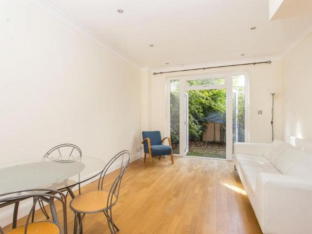 Townhouse for rent in London Borough of Camden, Greater London