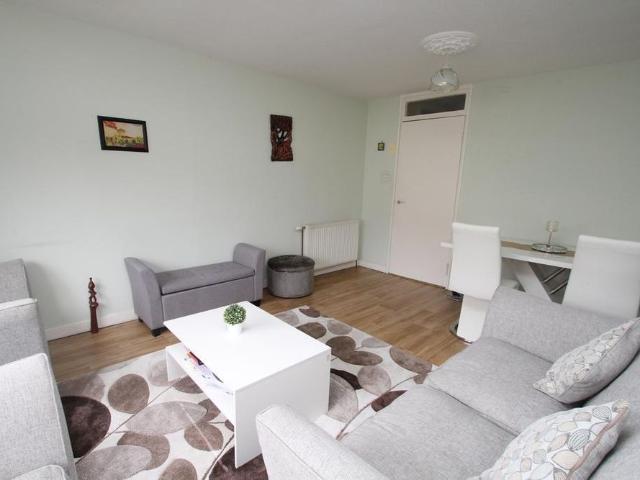 Townhouse for rent in Whiteinch, Scotland