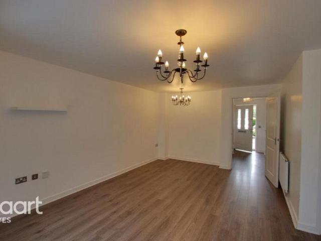 Townhouse for rent in Hayes, Greater London