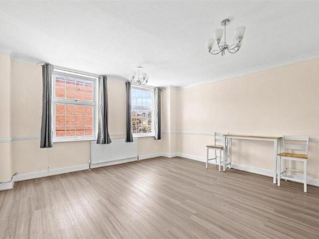 Townhouse for rent in Ivy Chimneys, Epping