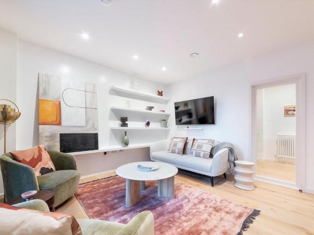 Townhouse for rent in London City Island, Blackwall