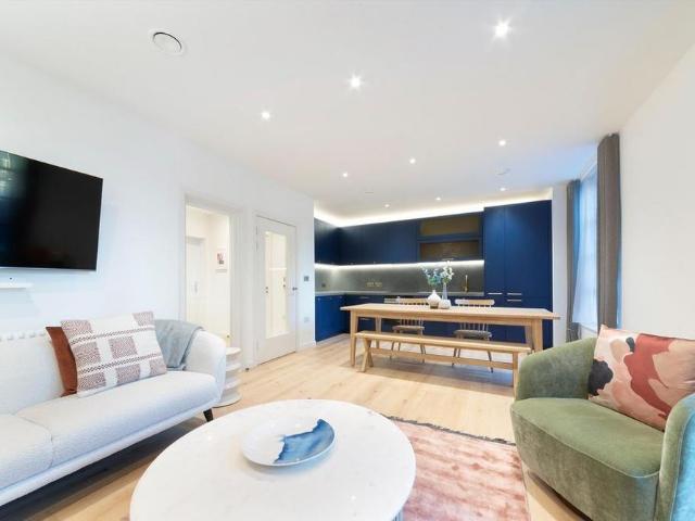 Townhouse for rent in London City Island, Blackwall