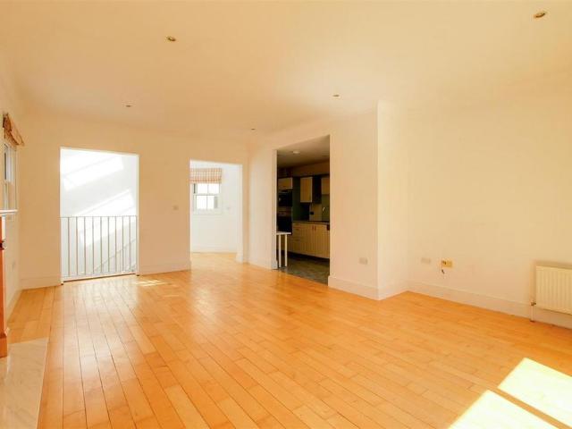 Townhouse for rent in Arbury, Cambridgeshire