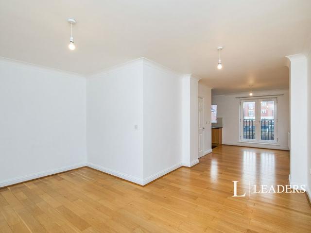 Townhouse for rent in Mickleover, East Midlands