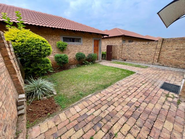 Townhouse for rent in Waterkloof, Gauteng