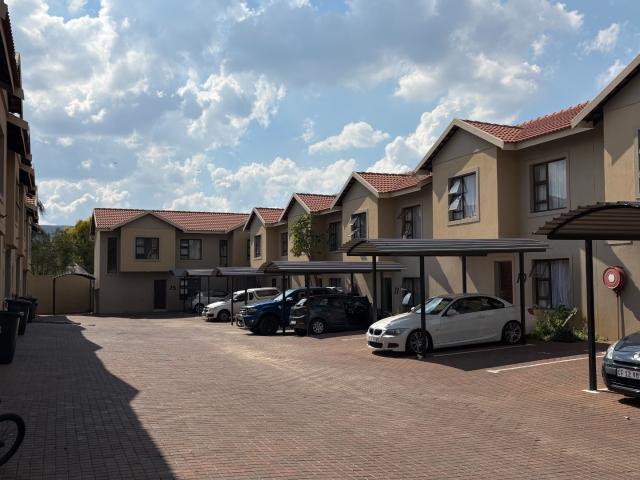 Townhouse for rent in Waterkloof, Gauteng