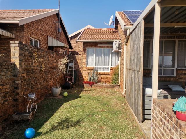 Townhouse for rent in Waterkloof, Gauteng