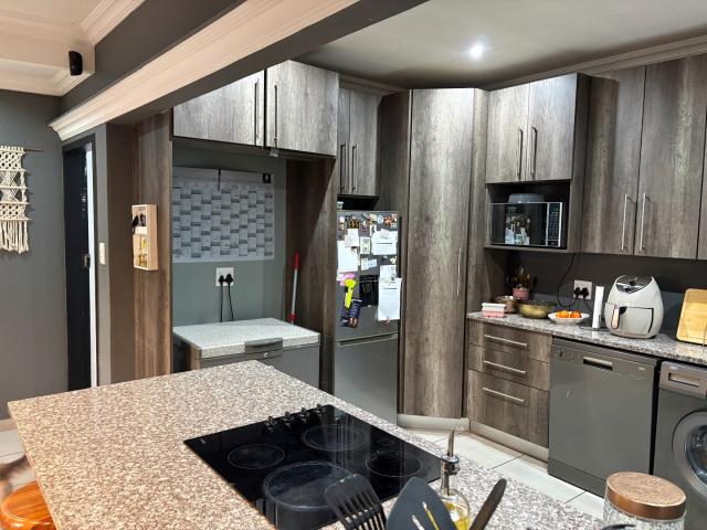 Townhouse for rent in Eldoraigne, Centurion