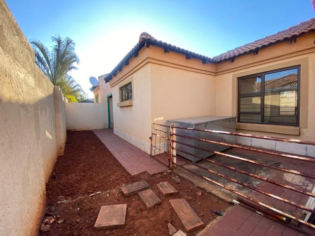 Townhouse for rent in Waterkloof, Gauteng