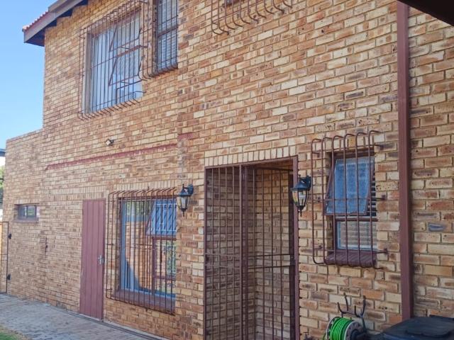 Townhouse for rent in Nooitgedacht, Gauteng
