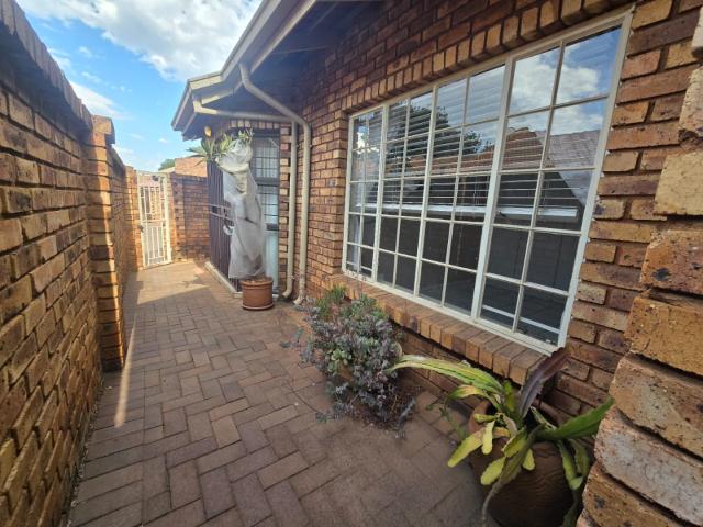 Townhouse for rent in Ekurhuleni, Gauteng
