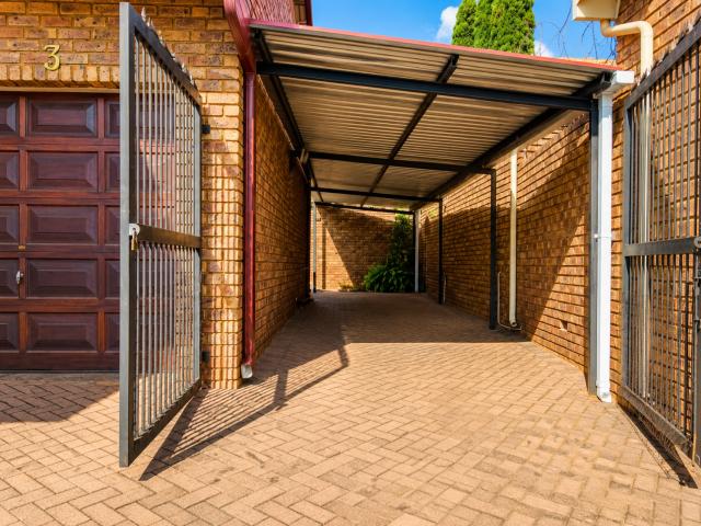 Townhouse for rent in Waterkloof, Gauteng