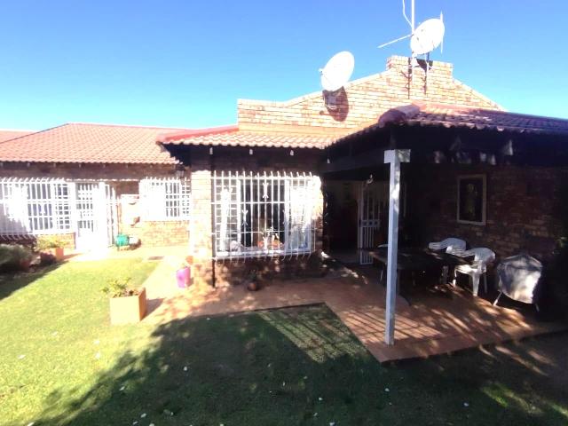 Townhouse for rent in Vosloorus, Gauteng