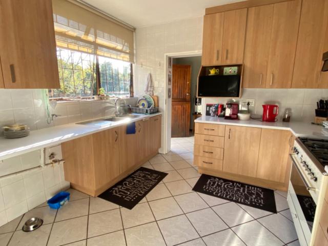Townhouse for rent in Waterkloof, Gauteng