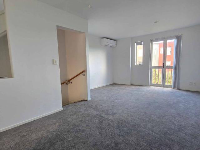 Townhouse for rent in Oratia, Oroua County