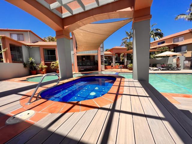 Villa for sale in Clear Island Waters, Gold Coast City