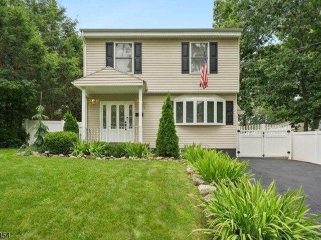 House for sale in Pines Lake, Wayne