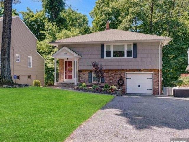 House for sale in Packanack Lake, Wayne