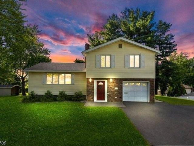 House for sale in Packanack Lake, Wayne