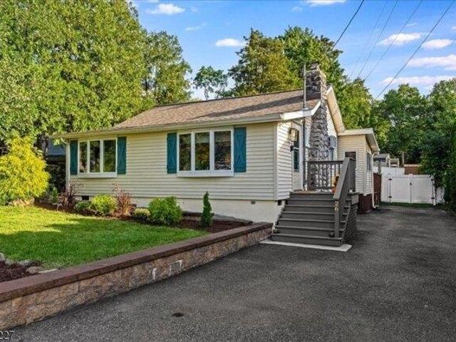 House for sale in Packanack Lake, Wayne