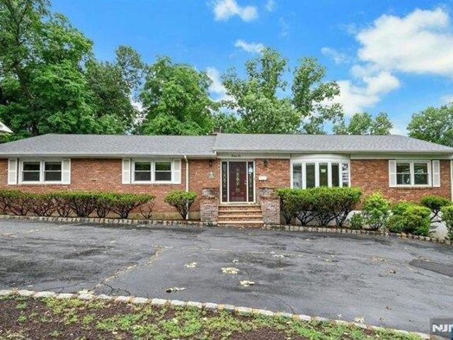 House for sale in Packanack Lake, Wayne
