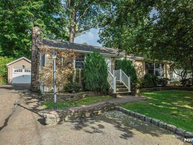 House for sale in Packanack Lake, Wayne
