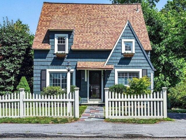 House for sale in Wellesley Hills, Wellesley