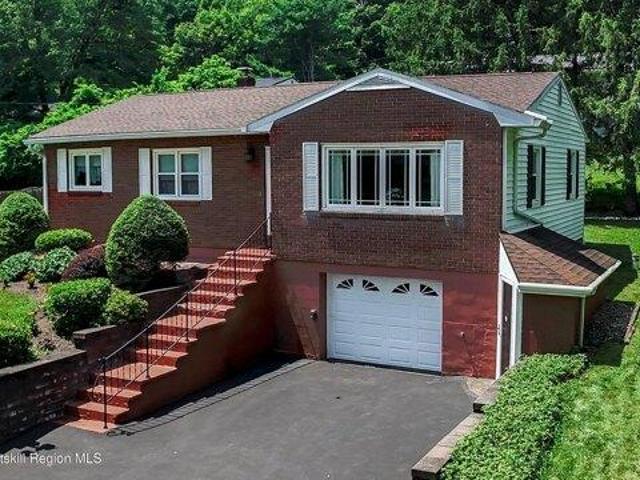 House for sale in Hannacroix, New York