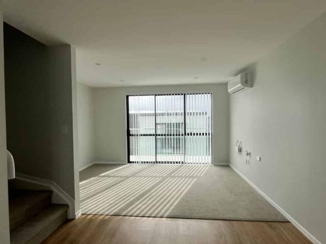 Townhouse for rent in Whangaparaoa, Oroua County
